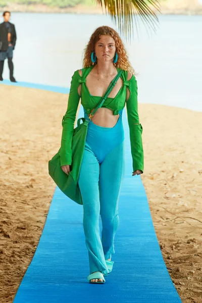 Look 16